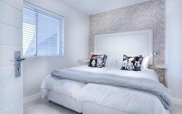 moderní minimalistická ložnice.jpg