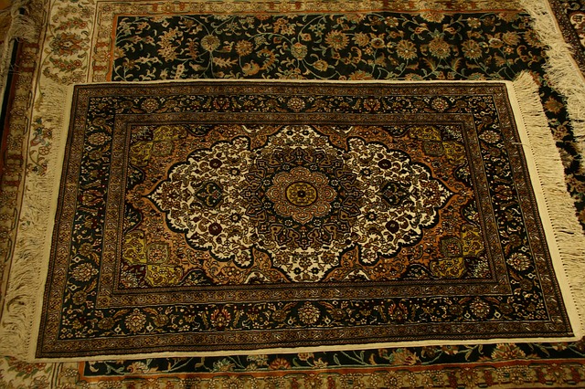 starý koberec na zemi, hnědé vzory