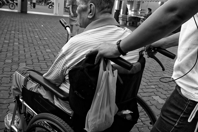 pečovatelka a senior